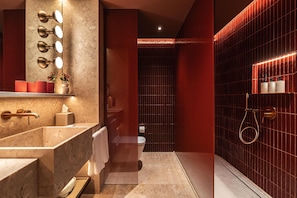 Kelengkapan dandanan diri berjenama, pengering rambut, jubah mandi