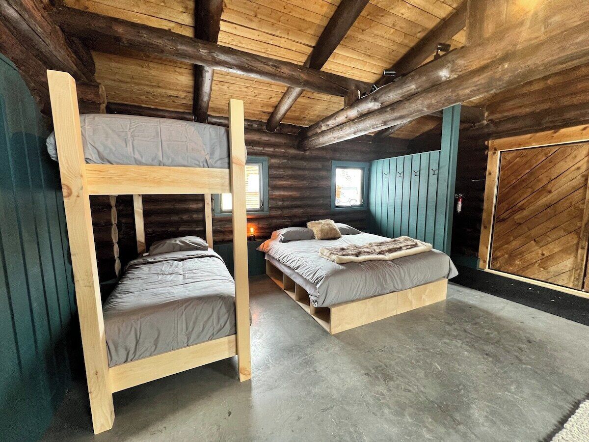 1 king bed (separable into 2 single beds) and 1 bunk bed (2 people)
