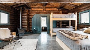 1 bedroom, WiFi, bed sheets - ÖBois Charlevoix: The Forgerie (Saint-Siméon)