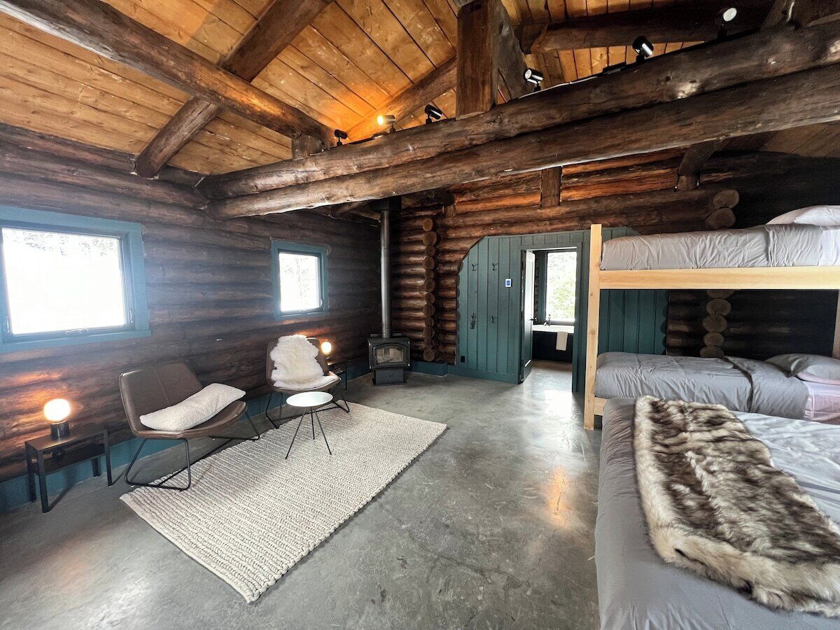 1 king bed (separable into 2 single beds) and 1 bunk bed (2 people)