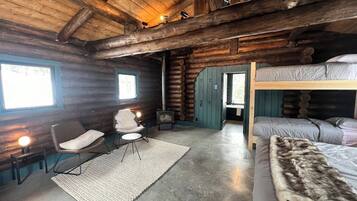 1 king bed (separable into 2 single beds) and 1 bunk bed (2 people)