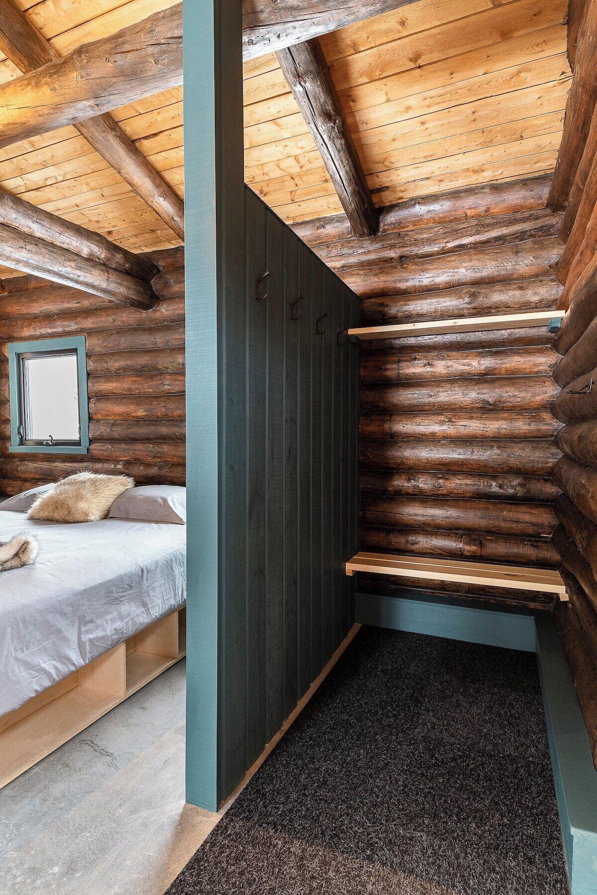 1 king bed (separable into 2 single beds) and 1 bunk bed (2 people)