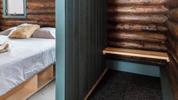 1 king bed (separable into 2 single beds) and 1 bunk bed (2 people)