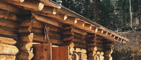 Le Lodge Arthur : Bâtiment principal à ÖBois. Vous y retrouverez des salles de bains, des espaces de repos ainsi qu’un resto-bar.