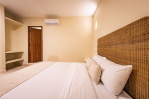 1 bedroom, bed sheets
