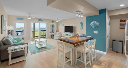 Cozy Beach Condo with Water views, Full Kitchen and Patio