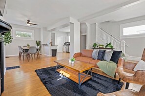 スマートテレビ、暖炉、書庫