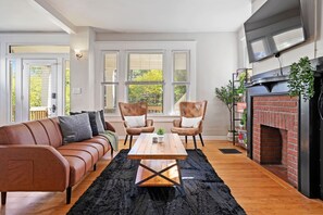 スマートテレビ、暖炉、書庫