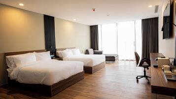 Luxe beddengoed, donsdekens, een kluis op de kamer, een bureau