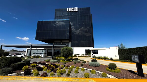 A modern building with a glass facade and the name 'RADISSON' on the top. - Radisson San Luis Potosi Aeropuerto (San Luis Potosi)