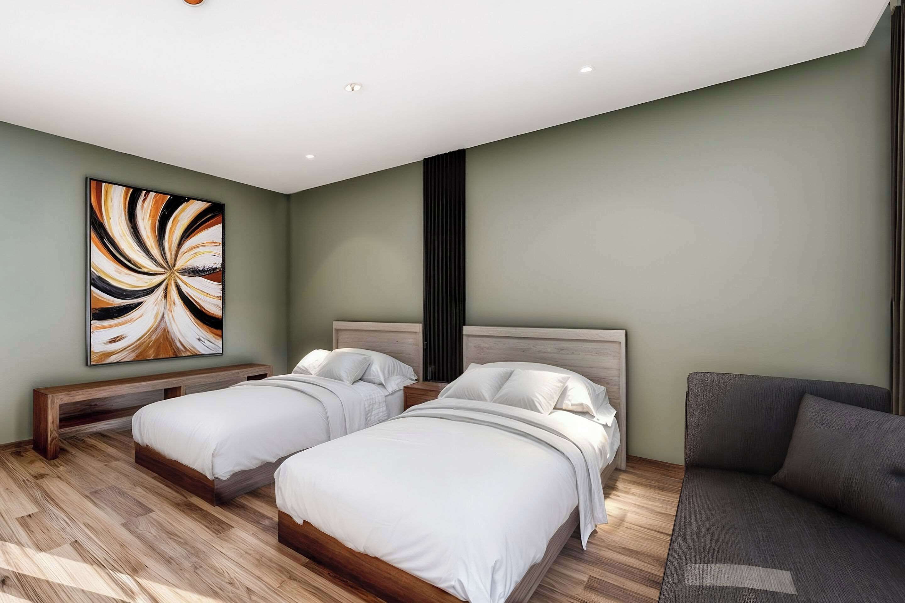 Una habitación de hotel moderna con dos camas, un sofá gris y un cuadro abstracto grande en la pared.