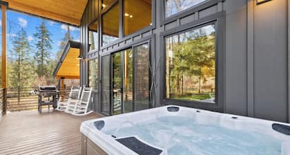 Luxury Yakima River chalet with hot tub, large game loft with pool, poker tables