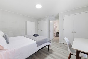 1 habitación, escritorio, tabla de planchar con plancha y wifi gratis 