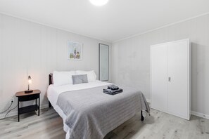 1 chambre, bureau, fer et planche à repasser, accès au Wi-Fi (inclus)