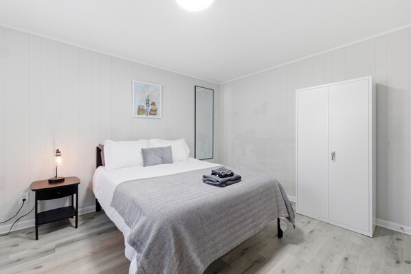 1 habitación, escritorio, tabla de planchar con plancha y wifi gratis 