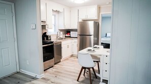 Een koelkast, een magnetron, een oven, een kookplaat