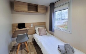 3 bedrooms, travel cot, free WiFi - Amazing home in Lauwersoog with WiFi (Lauwersoog)