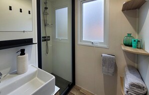 Shower, hair dryer - Amazing home in Lauwersoog with WiFi (Lauwersoog)