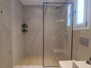 Doccia, asciugacapelli, asciugamani, sapone