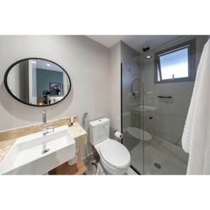 Studio Casal com Varanda | Bathroom | Shower, hair dryer, towels, soap
