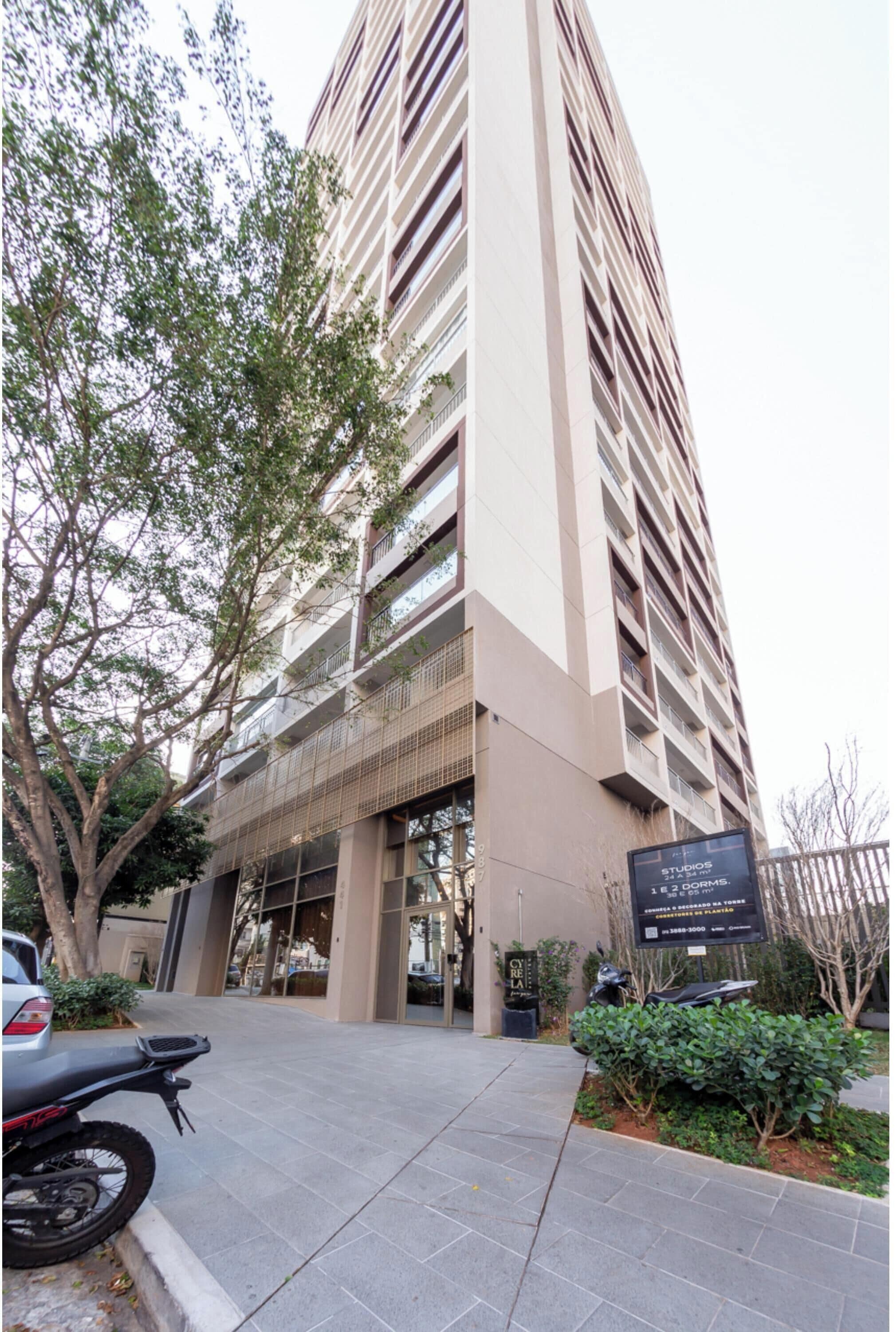 Un edificio alto con un cartel que indica 18 apartamentos de dos habitaciones.