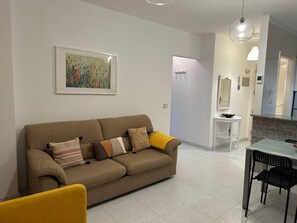 Apartment, 1 Bedroom, City View | Living room