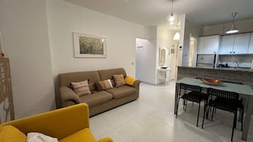 Apartment, 1 Bedroom, City View | Living room