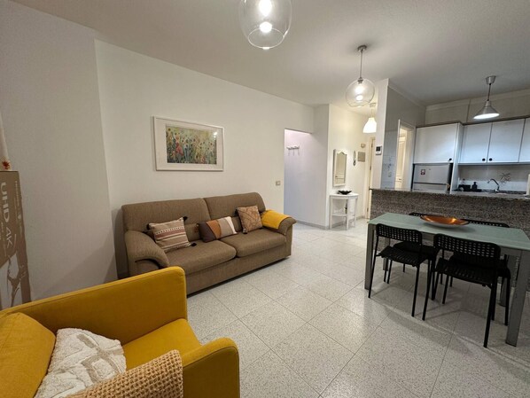 Apartment, 1 Bedroom, City View | Living room - Casa Cabana - El Médano (Granadilla de Abona)