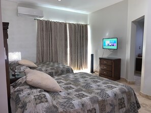 5 bedrooms, iron/ironing board, WiFi, bed sheets - Shirley beach house (MAZATLAN)