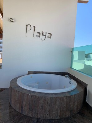 Outdoor spa tub - Shirley beach house (MAZATLAN)