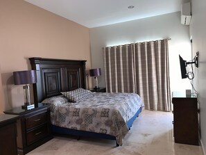 5 bedrooms, iron/ironing board, WiFi, bed sheets - Shirley beach house (MAZATLAN)