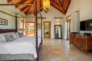 4 soverom, safe på rommet, skrivebord og strykejern/-brett