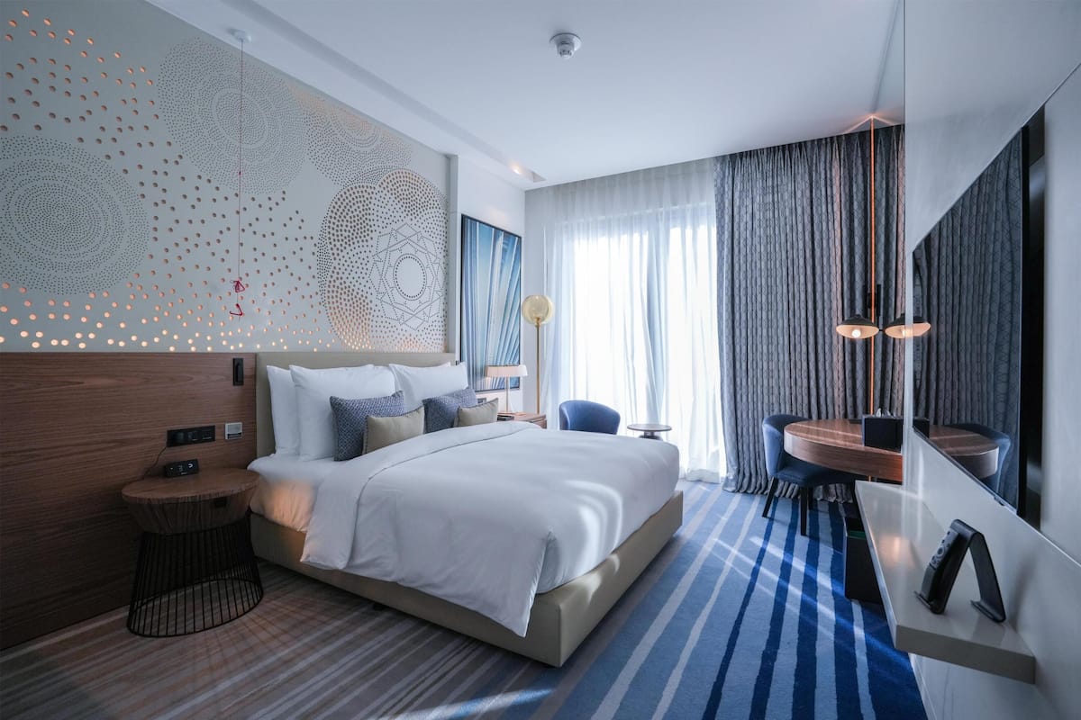 Quarto, 1 cama King, acessível | Frigobar (abastecido com itens grátis), cofres nos quartos, escrivaninha