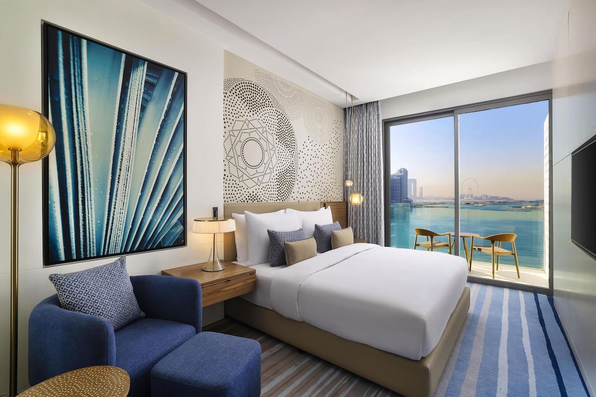 Frigobar (abastecido com itens grátis), cofres nos quartos, escrivaninha