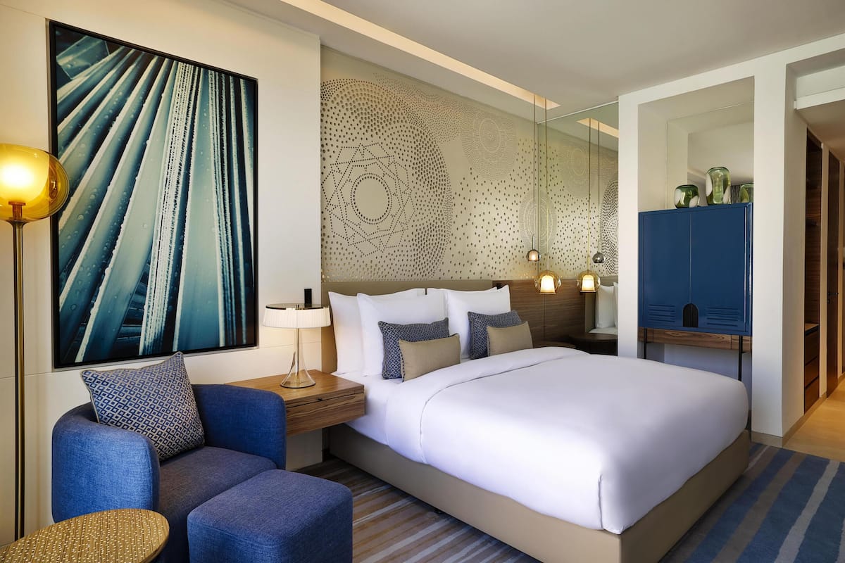 Suíte, 1 quarto | Frigobar (abastecido com itens grátis), cofres nos quartos, escrivaninha