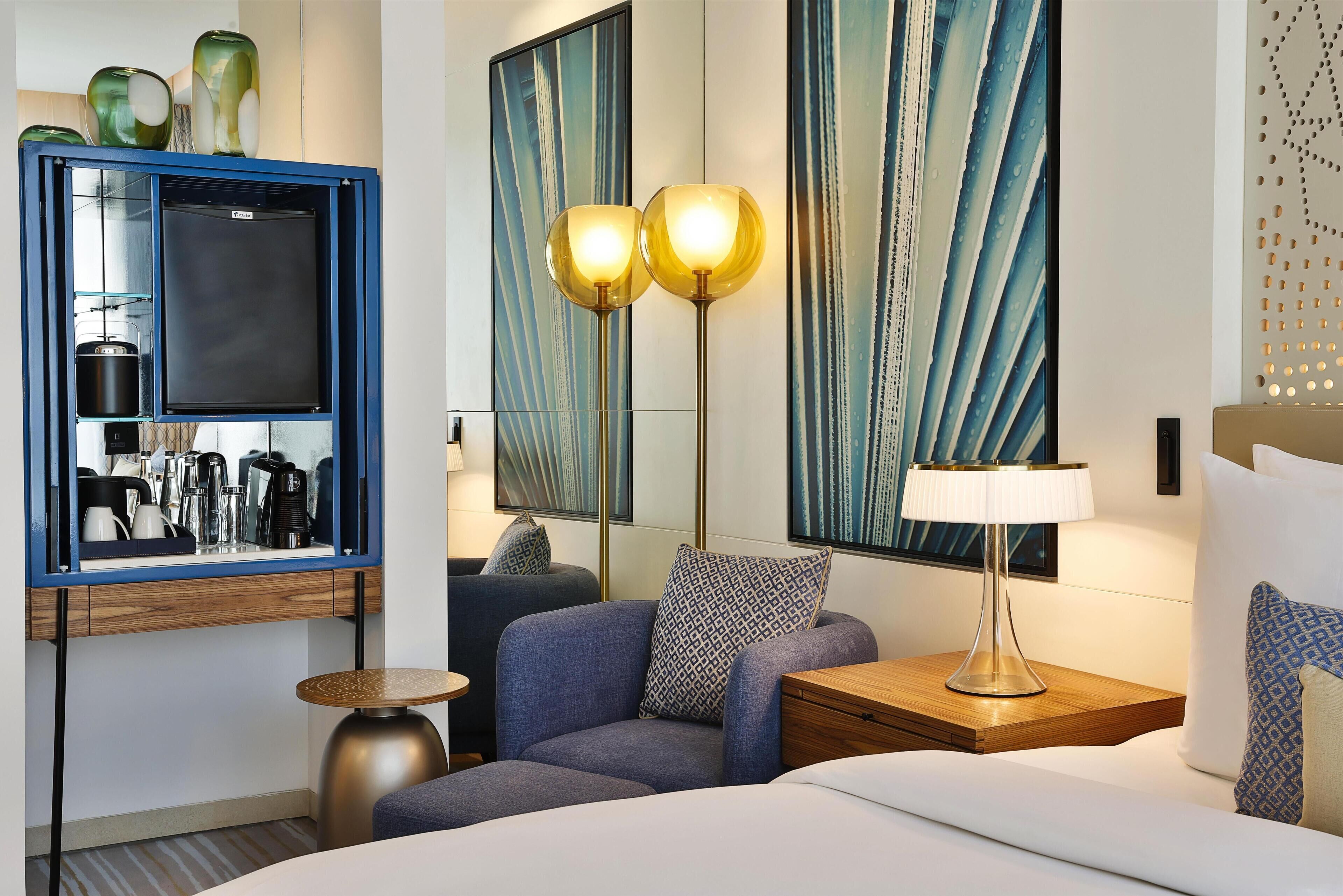 Gratis produkter i minibar, värdeförvaringsskåp på rummet och skrivbord