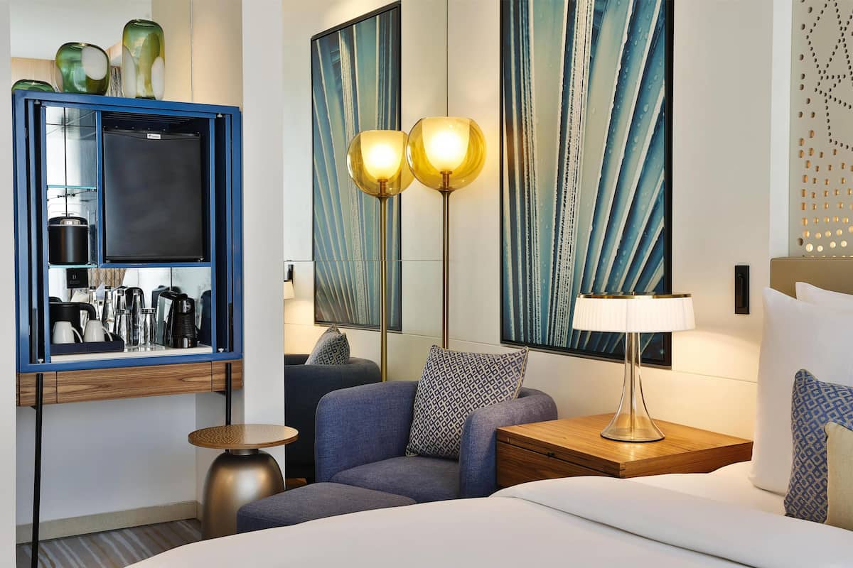 Frigobar (abastecido com itens grátis), cofres nos quartos, escrivaninha