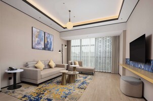 Deluxe Suite, 1 King Bed | Living area
