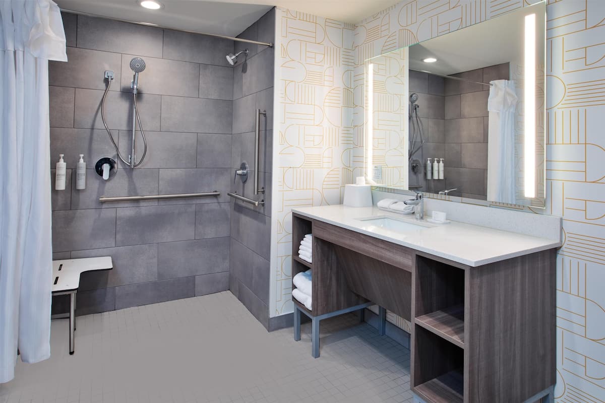 Suite, 1 très grand lit, douche accessible en fauteuil roulant | Douche de la salle de bain