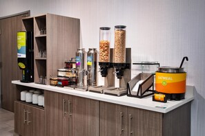Free daily buffet breakfast  - Home2 Suites By Hilton Traverse City (Traverse City)