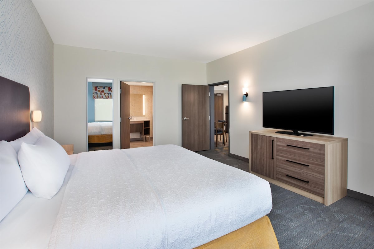 Suite, 1 très grand lit, baignoire adaptée aux personnes à mobilité réduite | Bureau, espace de travail pour ordinateurs portables