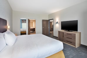 Suite, 1 cama King size, tina para personas con discapacidad | Escritorio, espacio para trabajar con laptop y cortinas blackout