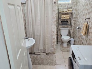 Hårføner, håndklær, såpe og toalettpapir