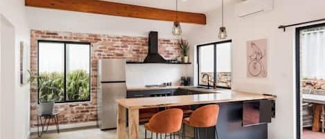 Een microgolfoven, een oven, een kookplaat, een vaatwasser