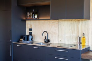 Deluxe Cabin | Private kitchen | Electric kettle - Tukare Lookout (Te Anau)