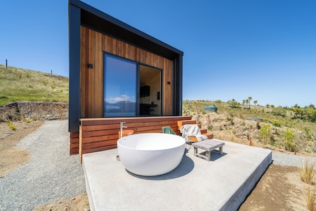 Outdoor spa tub. Tukare Lookout