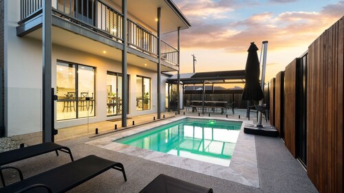 2 Luton attention skiers, golfers and families