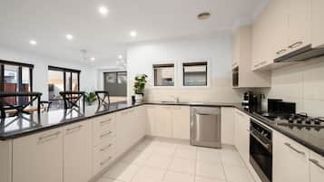 Frigorifero, microonde, forno, lavastoviglie