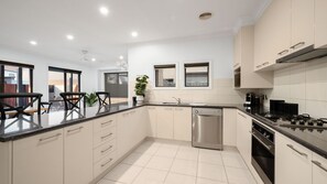 Jääkaappi, mikroaaltouuni, uuni, astianpesukone