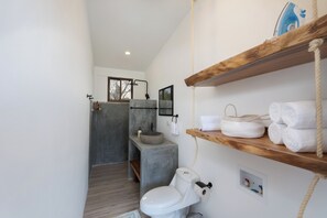 Serviettes fournies, savon, papier toilette